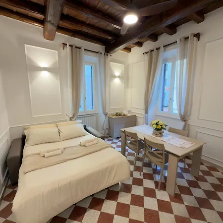 Bocaccio's - 2 Min From Trevi Fountain Appartamento *